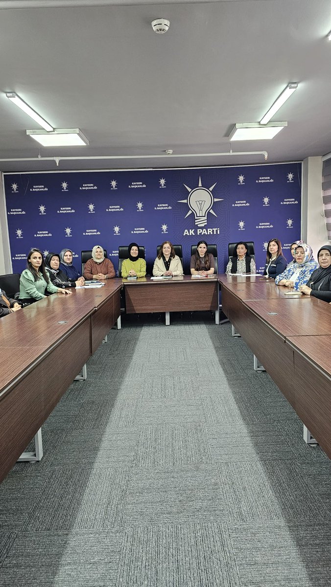 kocasinankadin's tweet photo. Kocasinan kadın kolları il koordinatörümüz Kutsiye Hasdemir'in katılımıyla ve İlçe Kadın Kolu Başkanımız Figen Ergüven başkanlığında Haftalık Olağan Yönetim Kurulu toplantımızı gerçekleştirdik. 
Alınan kararların hayırlara vesile olmasını dileriz.

@tugbaisikercan https://t.co/EPc30zmfIy