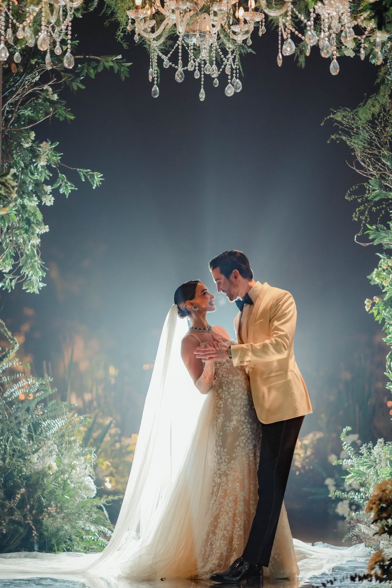 VOGUEIndia's tweet image. 🔗: vogueindia.visitlink.me/ucT4pl
#Throwback: Arushi Mehra and Miguel Villaquiran’s wedding was a riot of colours.