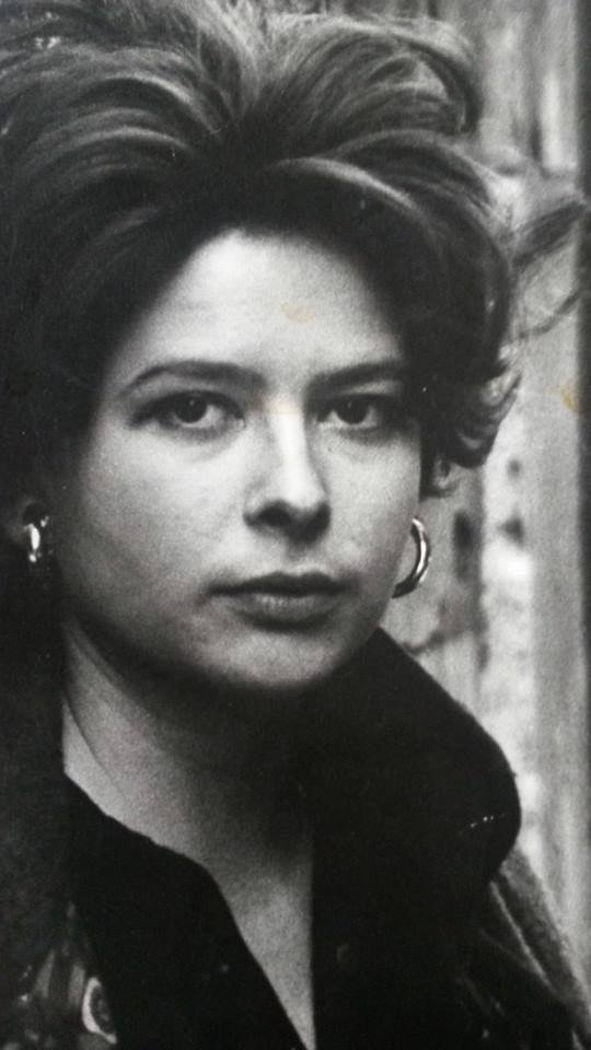 En 1979 la hermana de Luca Prodan, Claudia, se suicidó junto a su novio en un descampado en Sperlonga, un balneario a mitad de camino entre Roma y Nápoles. El periódico L'Unità, fundado por Antonio Gramsci, publicó una nota el 10 de julio de aquel año con este título: