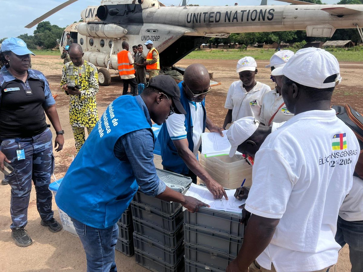 UN_CAR's tweet image. #CAR 🇨🇫 | Support for the electoral process ✈️🗳️
Since 28 April, #MINUSCA has been facilitating the transfer of tally sheets from Ouanda-Djallé and Ouandja respectively to Bria and Birao, prior their onward transport to Bangui.
☑️Essential logistical support for the #ElectionsRCA