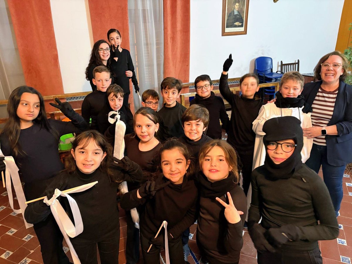 lasallearlep's tweet photo. El teatro negro ha hecho vivir al alumnado de 3º de Primaria de La Salle Corral de Almaguer una experiencia única y mágica en la que las sombras y la luz sirvieron de cómplices en la puesta en escena de la obra "En Jesús". #SomosLaSalle #NCALaSalle #MiraMásAllá https://t.co/bZdOE9bu0F