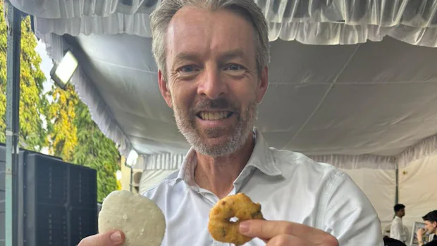 NDTVFood's tweet image. Idli vs Vada Debate Gets A Diplomatic Twist From Australia's Deputy High Commissioner
food.ndtv.com/news/idli-vs-v…
#idli #vada #australia #deputyhighcommissoner
