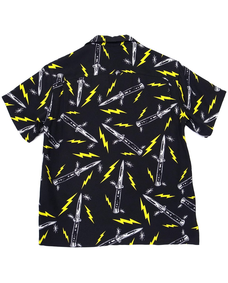 greed_store's tweet image. 【Sサイズはラスト1着!!】

#creaturefromtheliving 

●「SWiTCHBLADE」Rayon Shirt!!

国産高級レーヨンに全面シルクスクリーン・染み込みプリントで製作したオリジナル・ファブリック!!
上質な光沢感とシルクのような肌触りが最大の特徴!!

◎ご購入はコチラ
greedxxx.shop-pro.jp/?pid=180368318