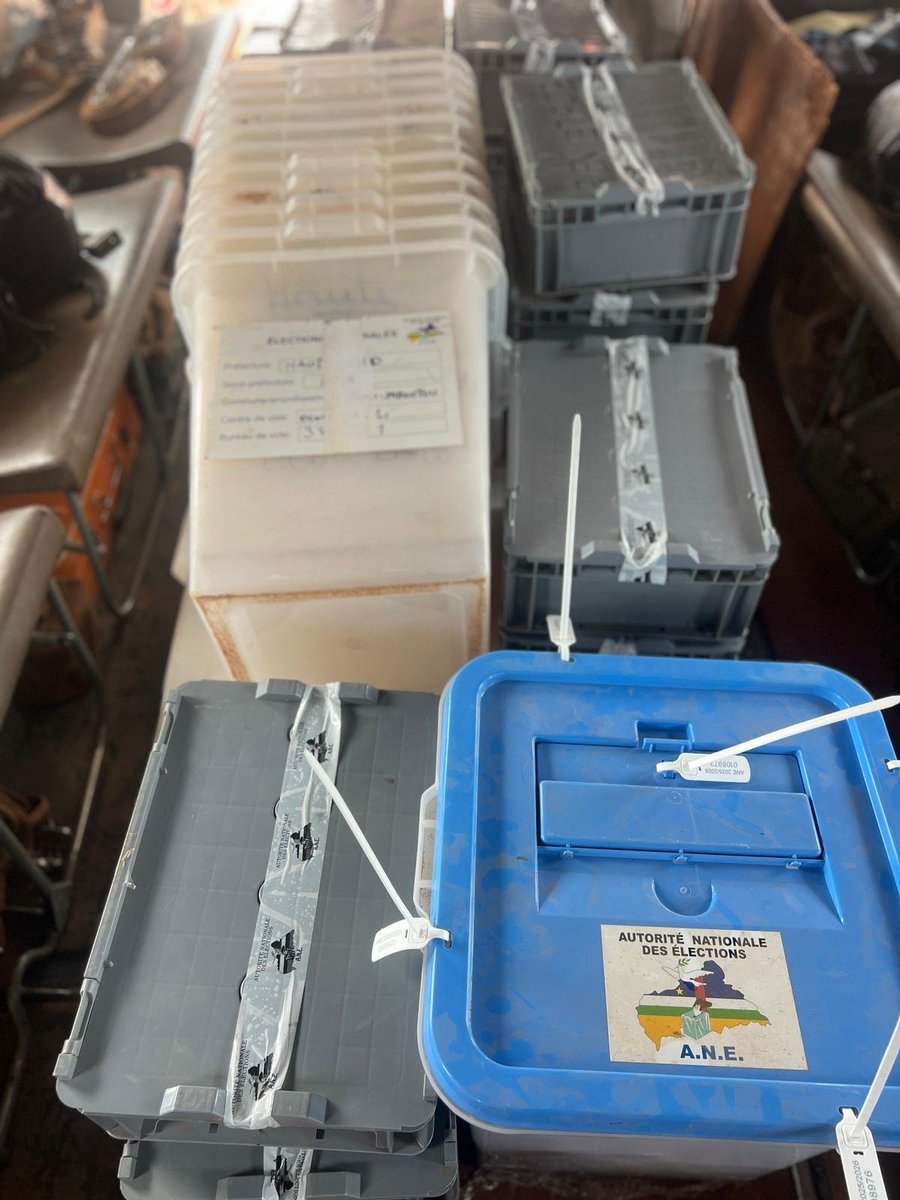 UN_CAR's tweet image. #CAR 🇨🇫 | Support for the electoral process ✈️🗳️
Since 28 April, #MINUSCA has been facilitating the transfer of tally sheets from Ouanda-Djallé and Ouandja respectively to Bria and Birao, prior their onward transport to Bangui.
☑️Essential logistical support for the #ElectionsRCA