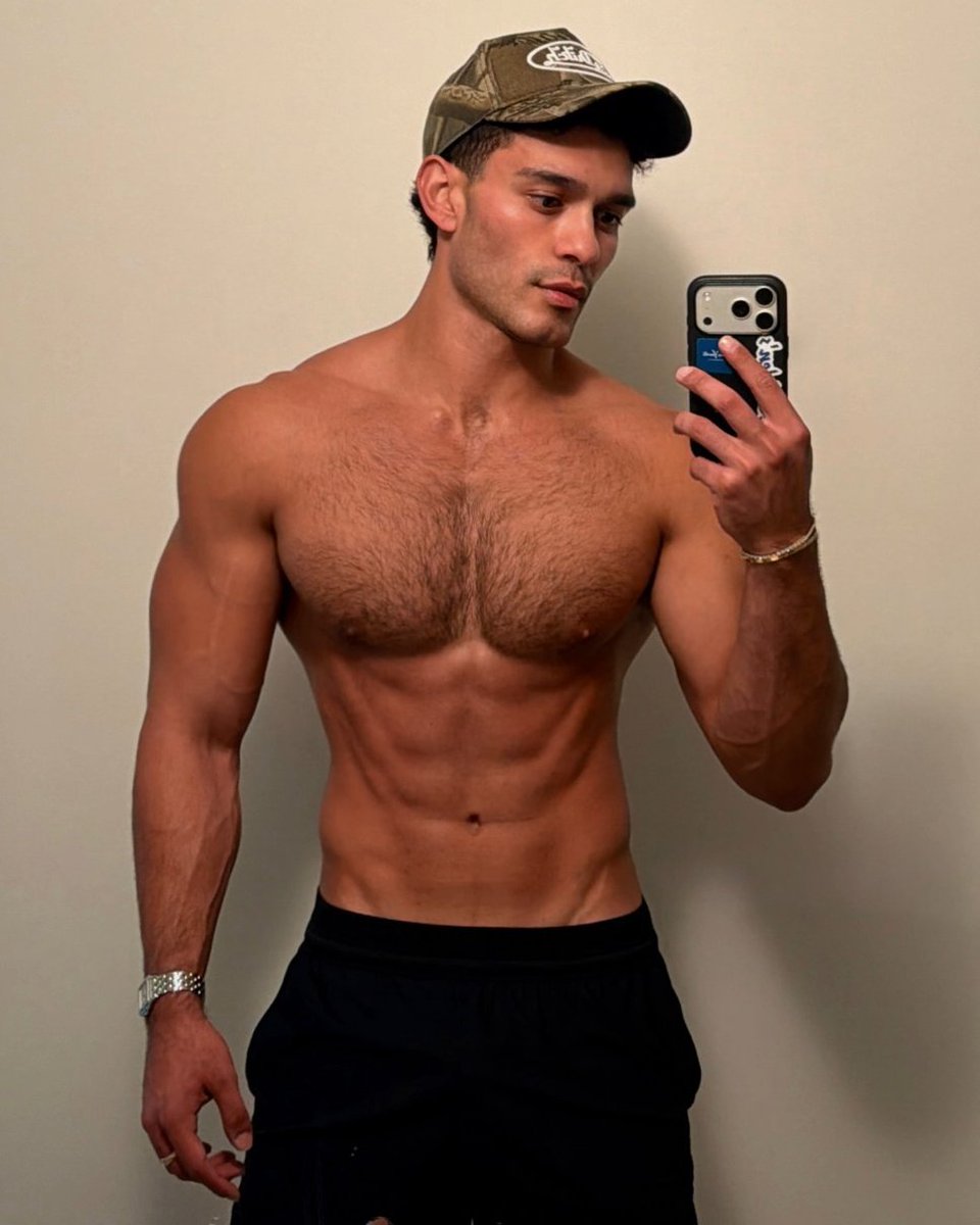 sitepopmais's tweet photo. Anthony Keyvan, estrela de 'XO, Kitty' e 'Love, Victor', surpreende em um novo selfie sem camisa! https://t.co/RlqxTw9WL9
