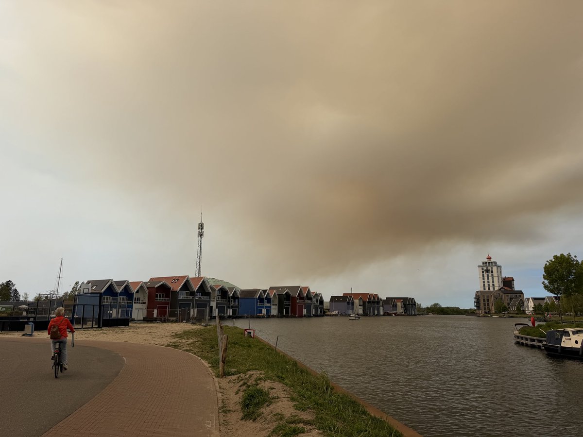 erica_v_leeuwen's tweet image. Rookwolken en indringende brandlucht in #Harderwijk door de heftige #brand in ‘t Harde🔥 
@weermanrobert @Alpenweerman  @HartvNL @EdAldus @BuienRadarNL  @helgavanleur @weerenradar_nl   @OmroepGLD  @gemharderwijk @SevereweatherNL @pictureofNL #brand #tharde #harde #droogte