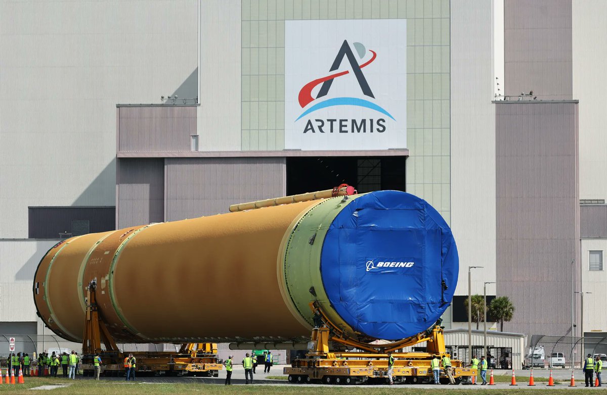 dcordovaok's tweet image. La etapa central del cohete #SLS de #ArtemisIII ya está en el Edificio de Ensamblado de Vehículos en el Centro Espacial Kenendy donde será integrada con los cohetes aceleradores que también se encuentran allí y a los motores #RS25.