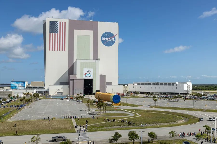 dcordovaok's tweet image. La etapa central del cohete #SLS de #ArtemisIII ya está en el Edificio de Ensamblado de Vehículos en el Centro Espacial Kenendy donde será integrada con los cohetes aceleradores que también se encuentran allí y a los motores #RS25.