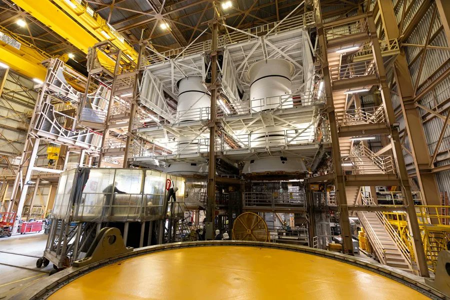 dcordovaok's tweet image. La etapa central del cohete #SLS de #ArtemisIII ya está en el Edificio de Ensamblado de Vehículos en el Centro Espacial Kenendy donde será integrada con los cohetes aceleradores que también se encuentran allí y a los motores #RS25.