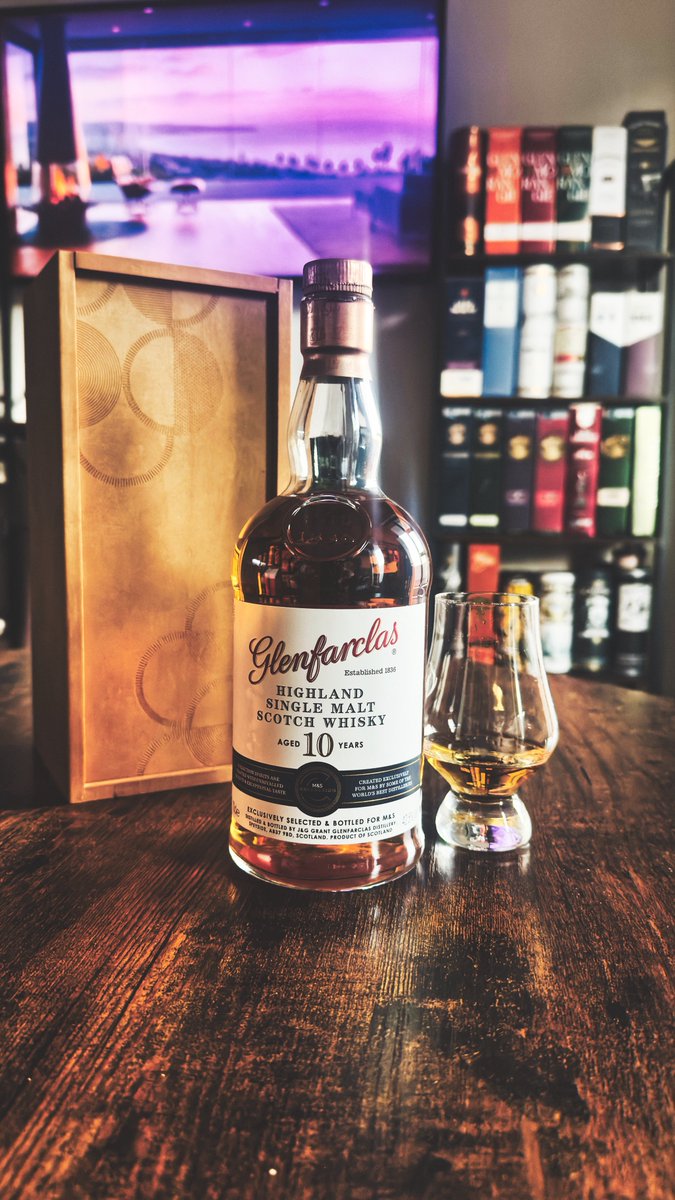 ontherealgee's tweet photo. Taste the world 🌬️🥃🏝️ 🔞  
🗺️ @GlenfarclasDist | SPEYSIDE
🔥 10YO | 40% ABV 
📖 Fully matured in Oloroso sherry casks.  

My notes: A warm, dependable sip, not too heavy, not too light. lovely spice with Sherry, sending some raisins and baked apple. #whiskywednesday https://t.co/B99Z9jeBQZ