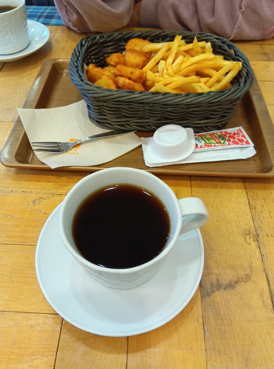 夜もカフェに行きました。
遅い時間にコーヒー飲んだから眠れないかも知れない。