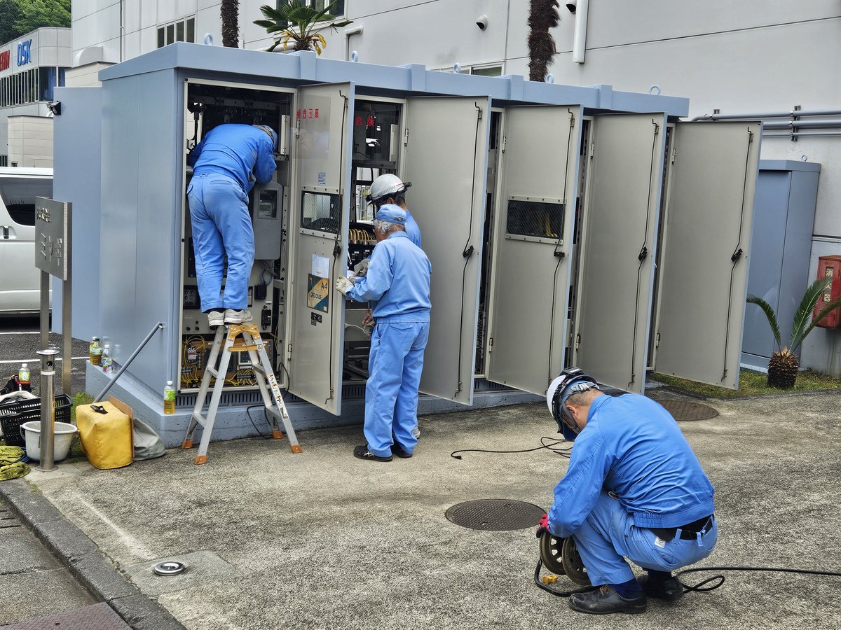 kkmiyagi's tweet photo. 弊社の生産体制は長期連休を除き、24時間 土日祝日関係なく稼働しており、毎年GW休暇初日にキュービクル定期メンテナンスを行うようにしています。人間の健康診断と同じようにキュービクルも健康診断を行い、不測の事態を最小限に抑えるよう心掛けています！
＃キュービクル #旋盤 #二宮町 #切削加工 https://t.co/xuv6V5p1O0