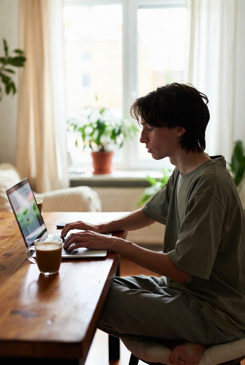 A história recente do home office no mundo corporativo:

2019: Home office é coisa de golpista.

2020: Pandemia… ok, vamos tentar.

2022: Deu super certo, home office é o futuro!

2023: Na real, melhor mesclar com uns dias presenciais.

2024: Achou mesmo que essa moleza ia durar