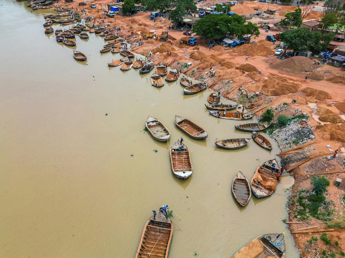 AfricTelegraph's tweet image. Assimi Goïta sort enfin du silence au Mali. Face à la crise, le chef de la junte assure contrôler la situation. Mais les rumeurs vont-elles cesser? #Afrique #Geopolitique #Aes #Algerie #AssimiGoita africtelegraph.com/blog/mali-assi…