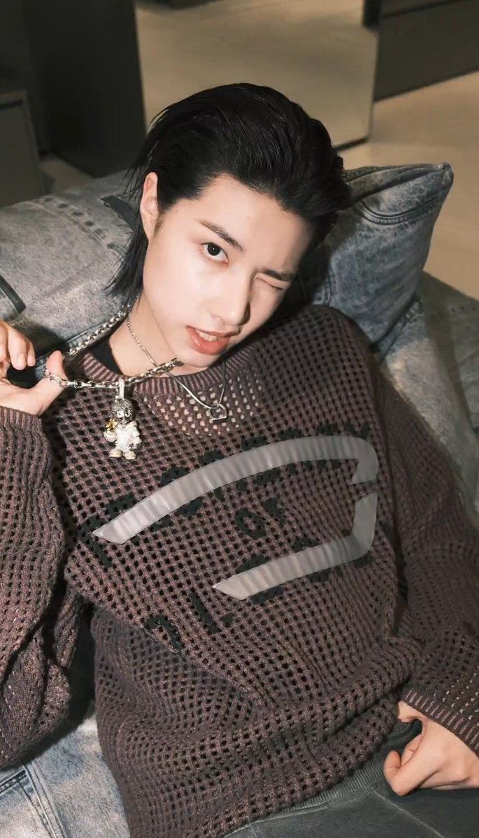 moon_ren17's tweet image. The coolest maknae 🔥

#루이 #LOUIS #롱샷 #LNGSHOT