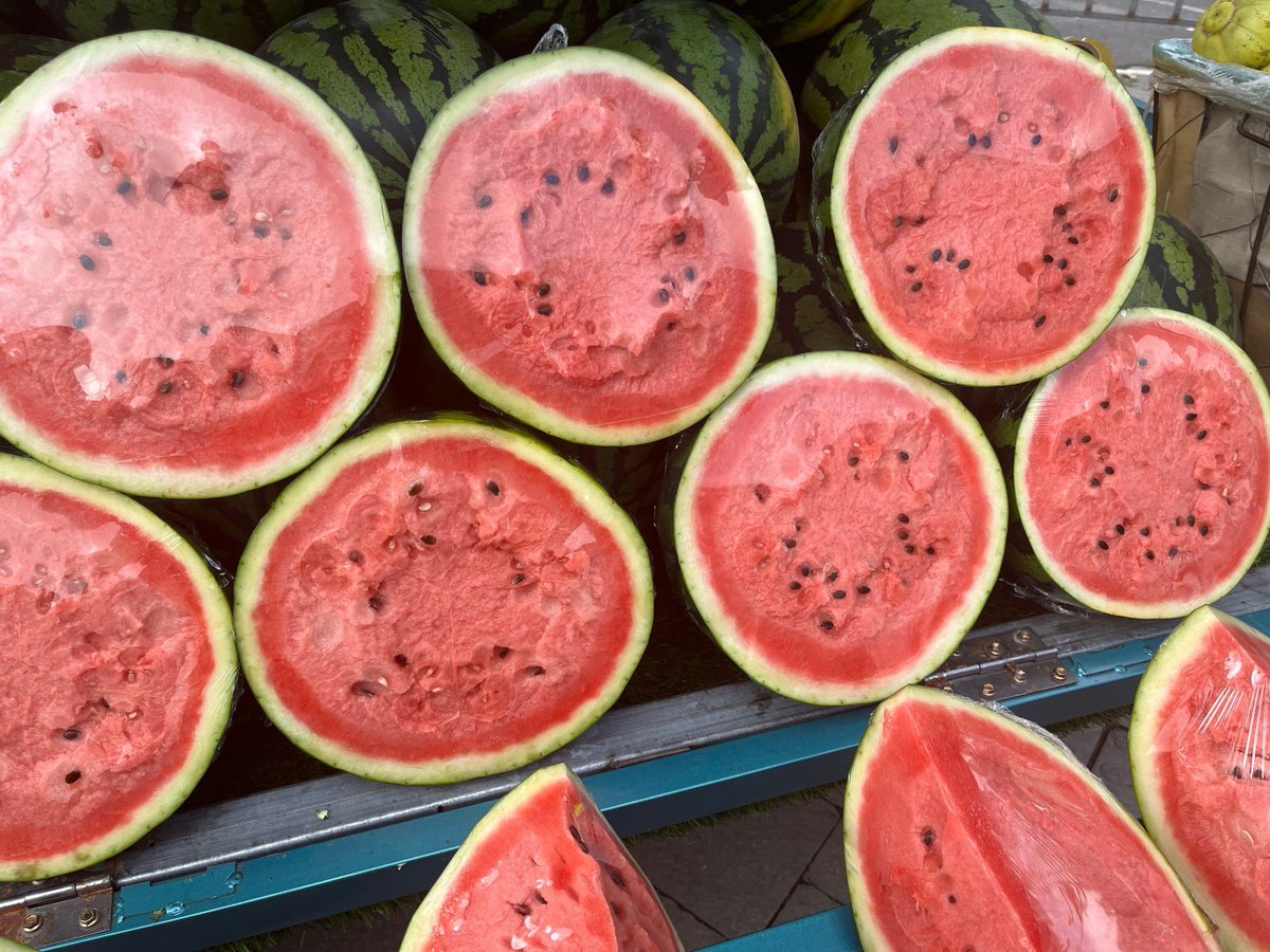 Pradunyanath's tweet image. Cool down with a Watermelon Mint Cooler! Blend 2 cups seedless watermelon, 5 mint leaves, 1 tsp lime juice + ice. Garnish with mint/watermelon slice. Sweet, fresh, 5 mins to make! #SummerDrinks #EasyRecipes