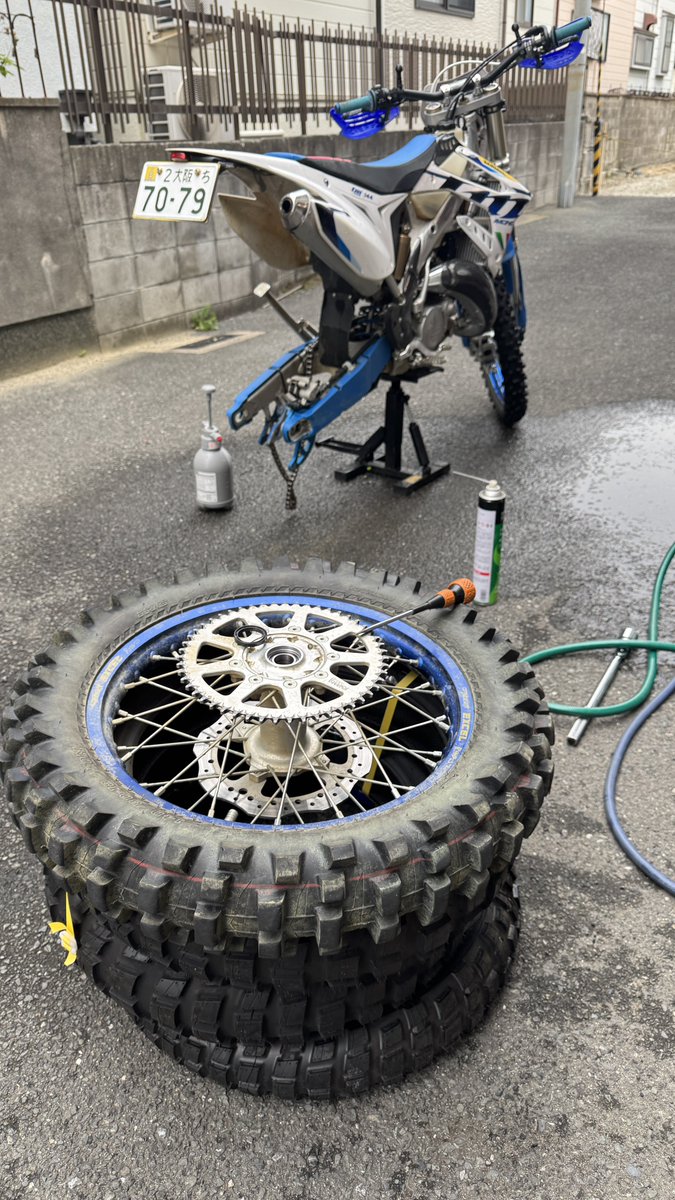 zeCrlRTIv3CM5Cd's tweet photo. スプロケ9本のビスで止める必要ないのに。。
わいみたいな腕には
オーバースペックやでな。
メンテの続きしたかったのに、食洗機事件で疲れた。
明日9時から仕事やから
早起きしなあかんでな。
もうねよ。
#TMMoto
#tmRacing https://t.co/Xsw5Sol81C