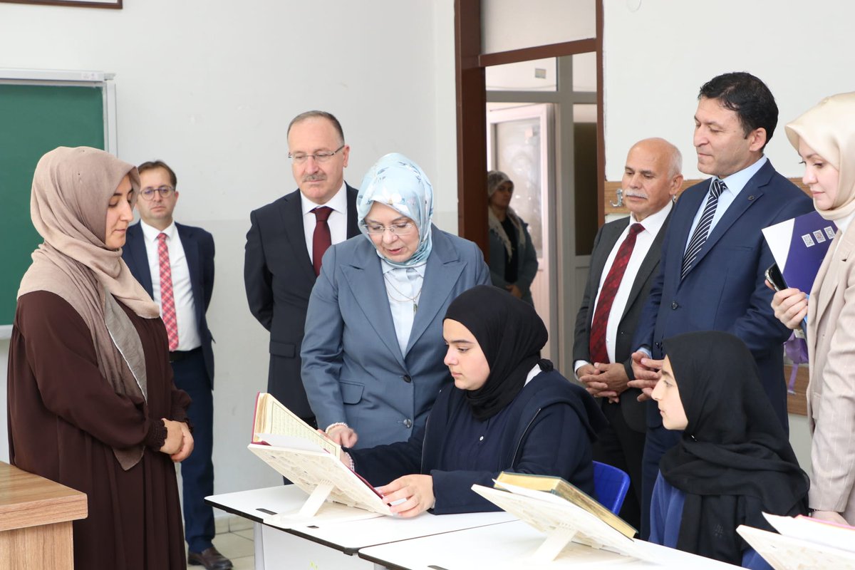 MuratpasaMem's tweet photo. 📍 Antalya Anadolu İmam Hatip Lisesi
Millî Eğitim Bakan Yardımcımız Sayın Celile Eren Ökten, İl Millî Eğitim Müdürümüz Sayın Mehmet Yasin Eriş, İl Millî Eğitim Müdür Yardımcısı Sayın Mehmet Karabacak ve İlçe Millî Eğitim Müdürümüz Sayın Mustafa Coşkunsu, Antalya Anadolu İmam Hatip Lisesini ziyaret ederek öğretmenlerimiz ve öğrencilerimizle bir araya geldi.
Ziyaret kapsamında öğretmenler odasında eğitim süreçlerine ilişkin değerlendirmelerde bulunan Bakan Yardımcımız, okulun eğitim-öğretim süreçleri, yürütülen projeler ve akademik gelişim başlıkları hakkında bilgi aldı.
Sınıf ziyaretlerinde ve hafızlığa çalışan öğrencilerimizi ziyaret eden Bakan Yardımcımız, öğrencilerimizle sohbet ederek ders süreçlerine katılımı yerinde gözlemledi ve başarılar diledi.

@tcmeb
@TCMuratpasa
@antalyamem07 
@CelileErenOKTEN
@ihsankara41
@Mehmetyasineris
@mkrbck07_
@mustafacoskunsu
