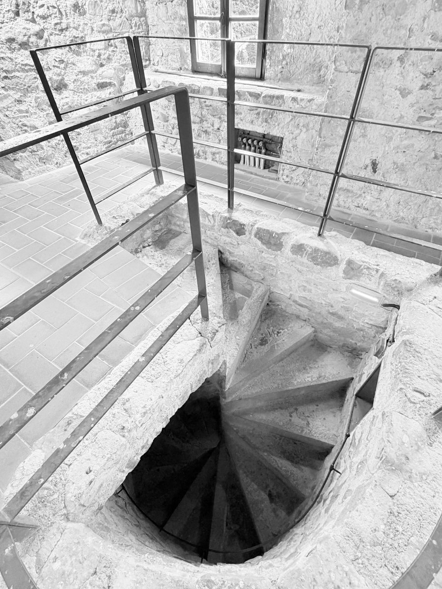 Alonein43672278's tweet image. #photography #blackandwhite #castle #railings #spiralstaircase