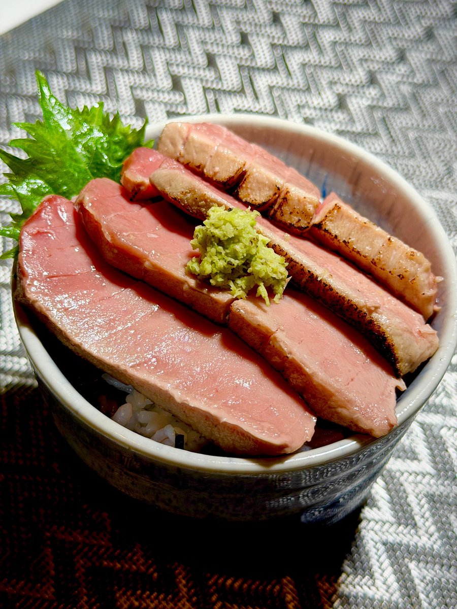 このマグロですが、50kgほどのマグロを仕入れて中トロ200g、赤身100g、大トロ50g、ネギトロ150g入る予定です。

大人4人分くらいあるので月1で仲良い身内の方とのお魚パーティにどうぞ。

ネギトロは山芋を下に引いて丼にして食べるとヤバいですよ。