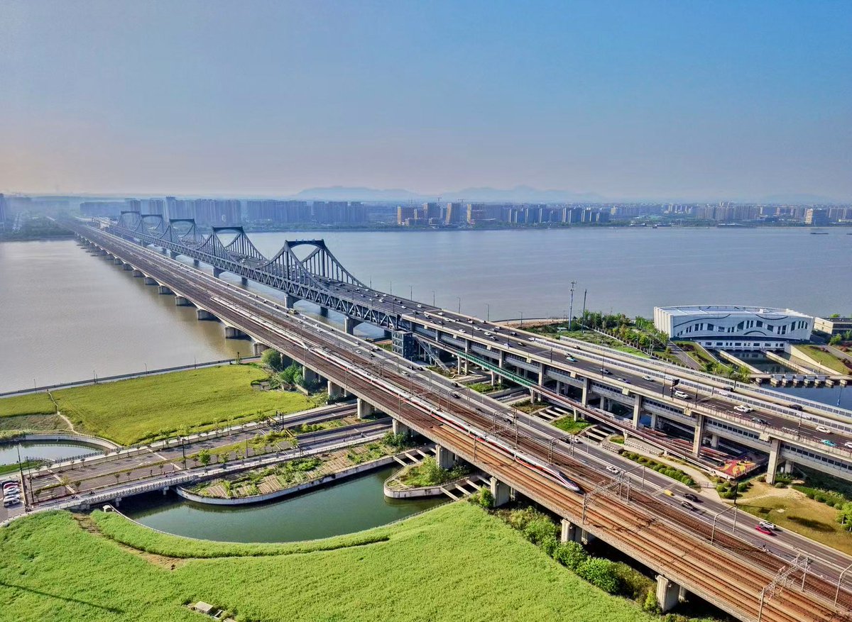 ModernExpressEN's tweet image. 🚄The Yangtze River Delta railway network will officially launch its 2026 May Day holiday transport plan on April 29. The 8-day transport period will run from April 29 through May 6. 
#China #ChinaTravel #holiday