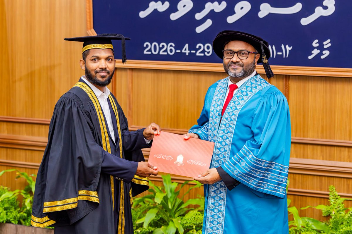 MVIaffairs's tweet photo. އިސްލާމީކަންތައްތަކާއި އައުޤާފާ ބެހޭ ވަޒީރު ޑރ. މުޙައްމަދު ޝަހީމް ޢަލީ ސަޢީދު، ދިވެހިރާއްޖޭގެ ޤައުމީ ޔުނިވާސިޓީގެ ދަސްވެނިވުމުގެ ރަސްމިއްޔާތުގެ ދެވަނަ ދަންފަޅި ޝަރަފްވެރިކޮށްދެއްވައިފި

https://t.co/7MdDjM2iPe https://t.co/6fSv96ZQOf