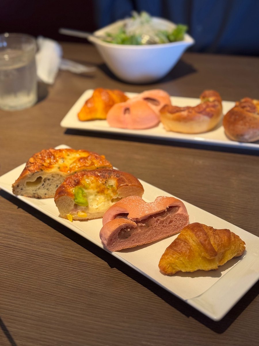 gma_haruka's tweet photo. 今週は先輩、同期とCOGS DINING KAGURAZAKAでランチ🍽️🌿
元パン屋さんが手掛けるお店らしく、セットのパンが美味しすぎる…！特にそら豆とチーズのパンが🫶またパンメインで再訪したいです🫠🥐✨
#企業公式相互フォロー #神楽坂ランチ https://t.co/48p4GziXlQ