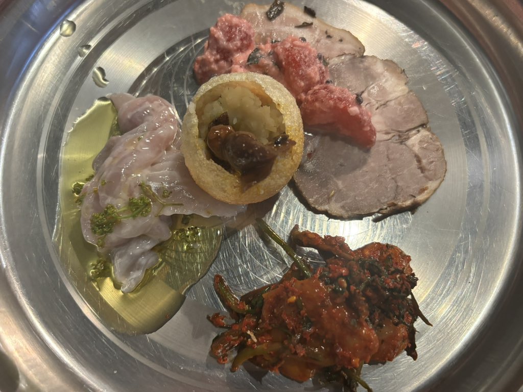 orehauragiranai's tweet photo. 堕楽暮×キッチン前田で、前菜盛りプレート カレープレート デザート盛りだよ。前菜は最高のツマミだよ。堕天使かっきーらしい茶色いカレーだよ。美味いものが合わさった見事なコラボだよ✨
＃南阿佐ヶ谷 ＃スパイスカレー ＃ビリヤニ
＃ジーラカサンバライス ＃タミル式ビリヤニ https://t.co/1Gc2TftKu8