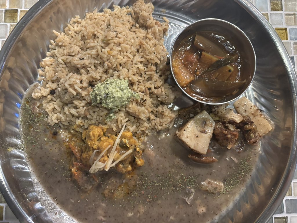 orehauragiranai's tweet photo. 堕楽暮×キッチン前田で、前菜盛りプレート カレープレート デザート盛りだよ。前菜は最高のツマミだよ。堕天使かっきーらしい茶色いカレーだよ。美味いものが合わさった見事なコラボだよ✨
＃南阿佐ヶ谷 ＃スパイスカレー ＃ビリヤニ
＃ジーラカサンバライス ＃タミル式ビリヤニ https://t.co/1Gc2TftKu8