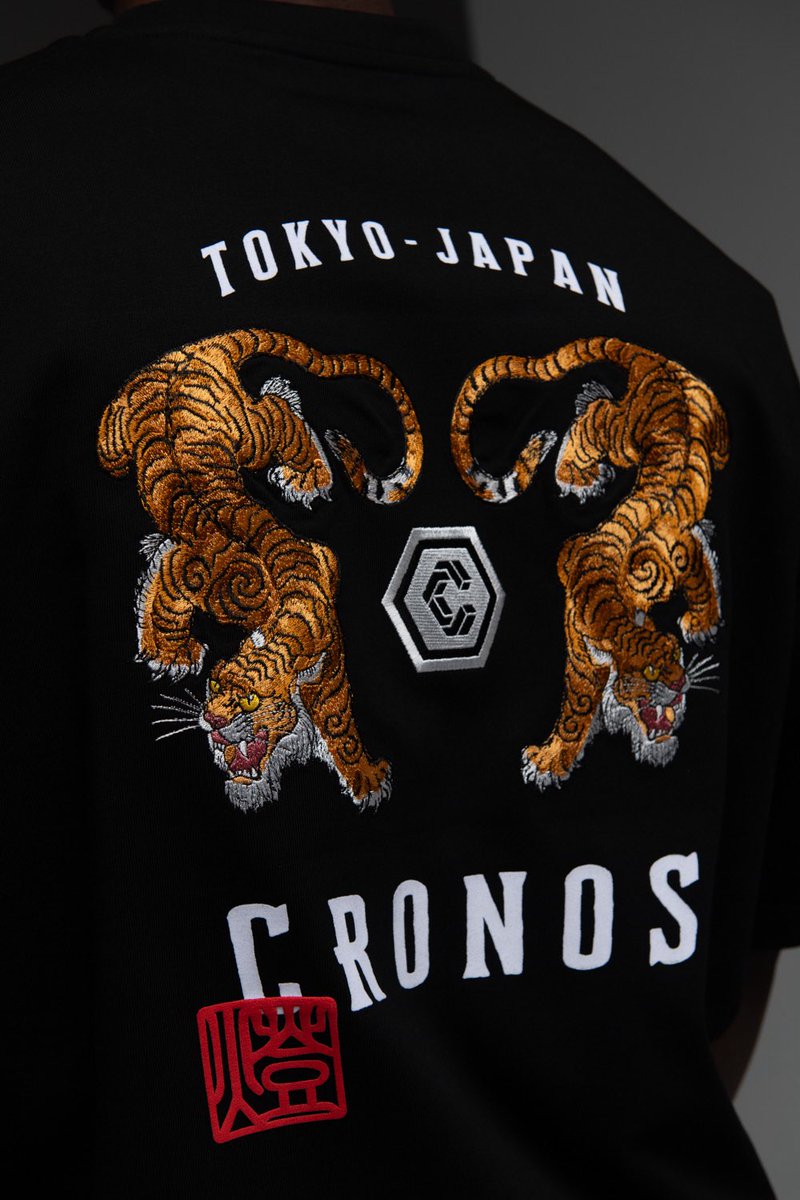 CRONOS_JAPAN's tweet image. CRONOS
燈 / ともしび
日本の職人技とグローバル生産の融合。

細部まで表現された立体感ある刺繍は、
日本国内で丁寧に仕上げられ、
視覚的なインパクトと高級感を兼ね備えています。

4.29 Release

cronos-fit.com/blogs/topics/c…

#cronos 
#cronosmen 
#TOMOSHIBI #燈