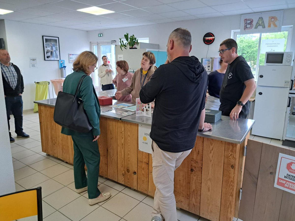 PrefAquitaine33's tweet image. #Handicap🦽| Agnès MOTTET, sous-préfète de l’arrondissement de #Blaye et référente handicap inclusion, est allée à la rencontre de l’ESAT et de l’entreprise adaptée du territoire portés par l’ADAPEI 33.
En #Gironde, cette association de défense des droits et d’amélioration de la