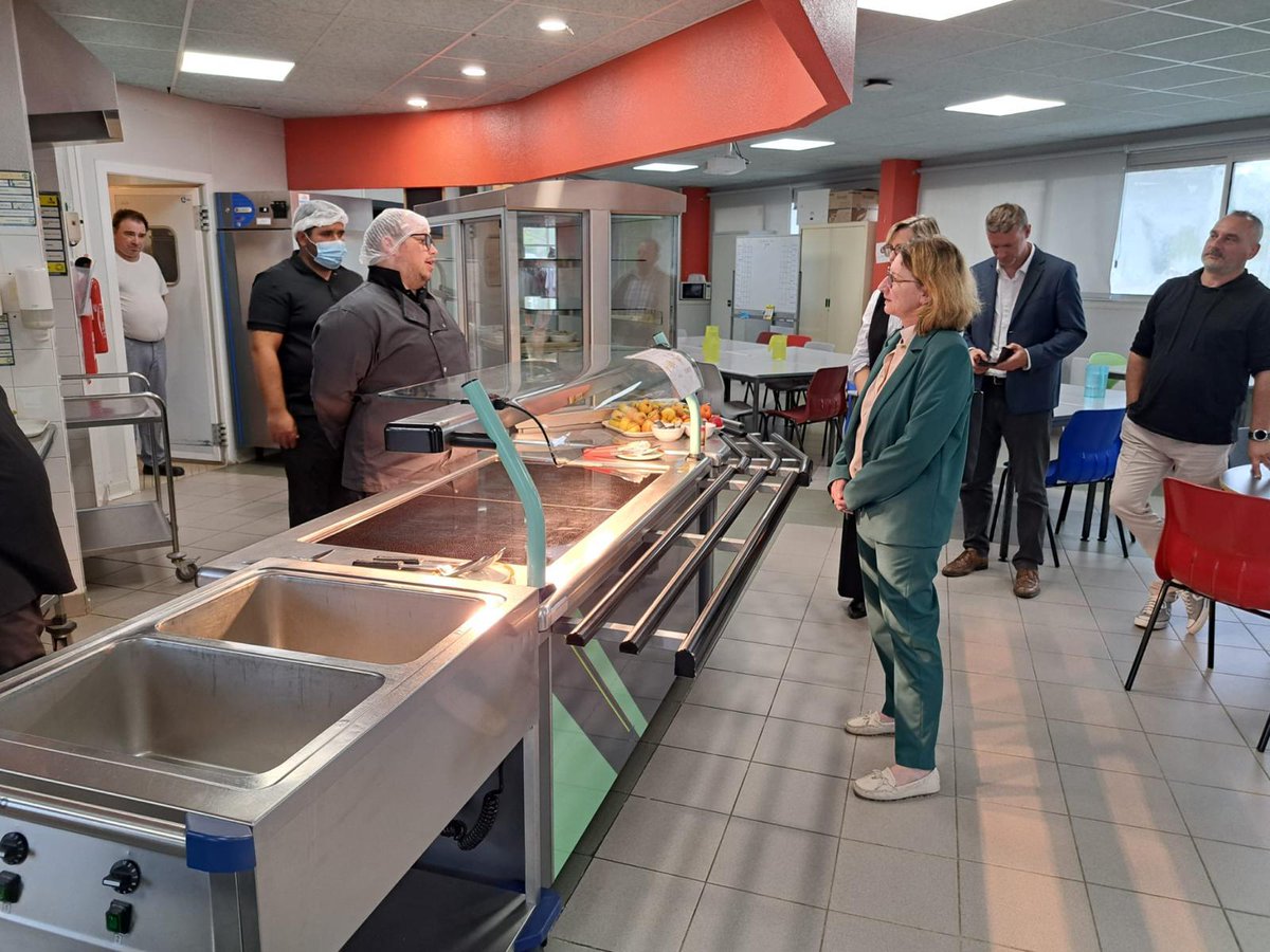 PrefAquitaine33's tweet image. #Handicap🦽| Agnès MOTTET, sous-préfète de l’arrondissement de #Blaye et référente handicap inclusion, est allée à la rencontre de l’ESAT et de l’entreprise adaptée du territoire portés par l’ADAPEI 33.
En #Gironde, cette association de défense des droits et d’amélioration de la