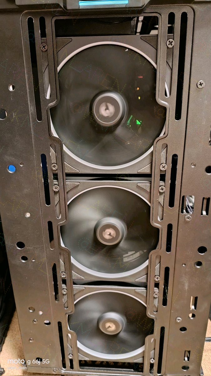 wkm_Aren's tweet image. DeepCoolさんの120mmファンパック、
FL12 SE 3IN1
購入してきました！輪っかがキレイ！
なお、ファン同士の隙間をあけて固定したところ、側面が見えるようになってカッコいい！
#DeepCool #FL12_SE