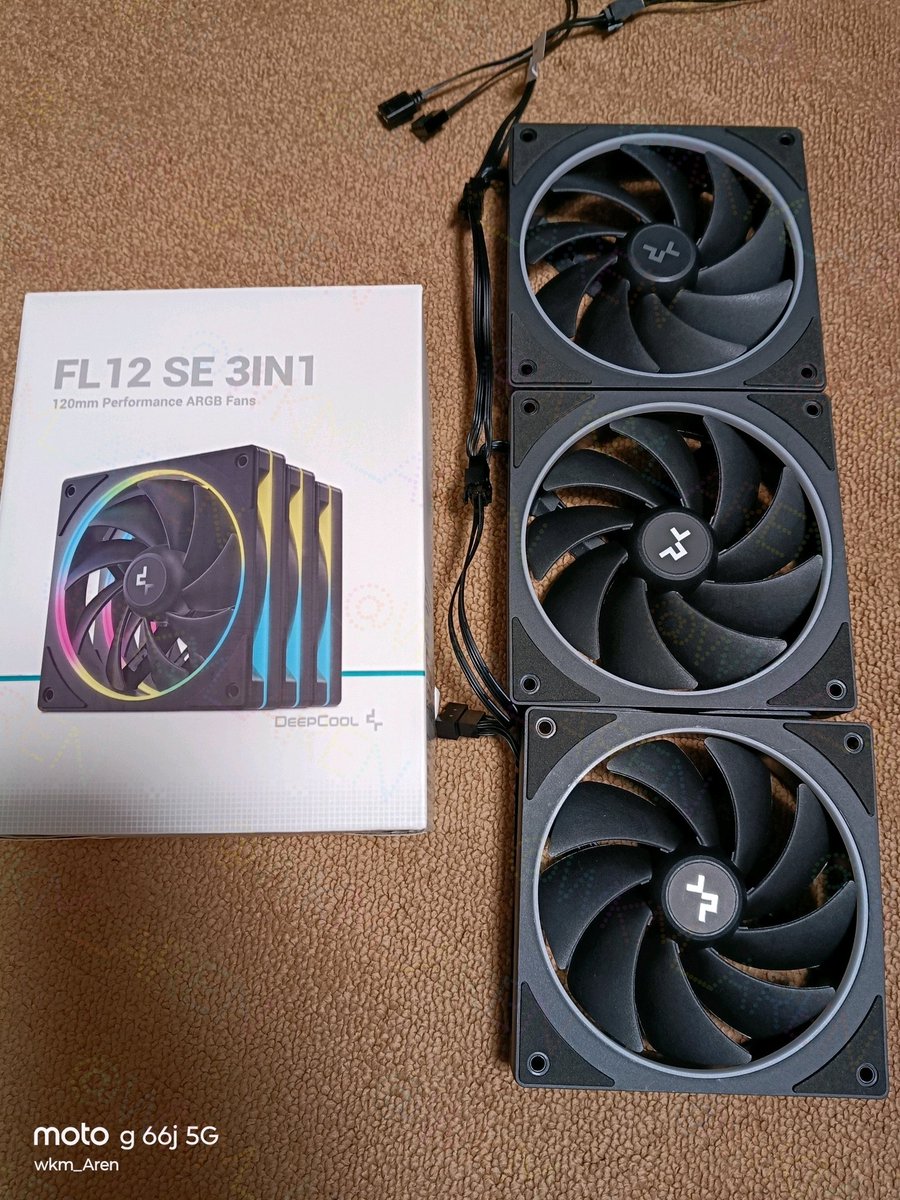 wkm_Aren's tweet image. DeepCoolさんの120mmファンパック、
FL12 SE 3IN1
購入してきました！輪っかがキレイ！
なお、ファン同士の隙間をあけて固定したところ、側面が見えるようになってカッコいい！
#DeepCool #FL12_SE