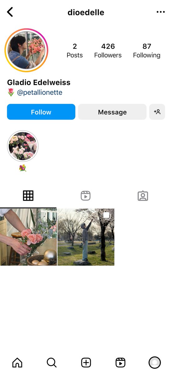 icarusseII's tweet photo. nitdo dohjae prompt au (agak 🔞)

sastra (nit) repeatedly ordered a bouquet from a nearby flower shop buat dikasih as weekly gift to his so-called situationship ex, jea (yj). karena sering dateng buat beli, sastra malah jadi kenal deket sama floristnya. and his name is edel (do). https://t.co/g4kixJ207L