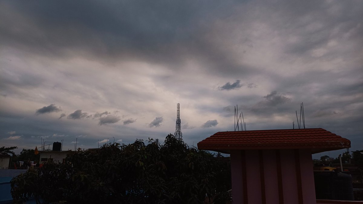 VaidehiRaj15679's tweet image. Pictures of the day...☁️☁️
#nature #vibe 🌧️ #clouds