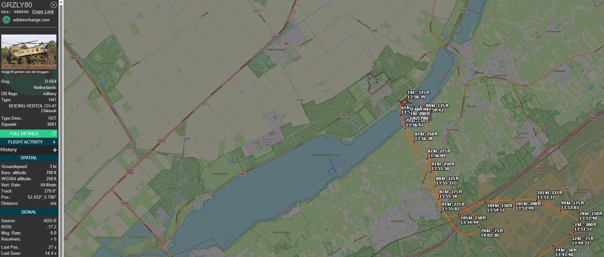 EvertWZ's tweet image. Bij de #brand op de #veluwe is inmiddels de #chinook van de Luchtmacht ook begonnen met 'bucket' vluchten. 8.000 liter per keer.