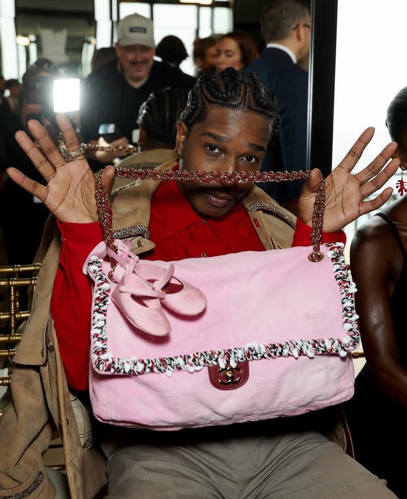 thecr8tormag's tweet image. Asap Rocky seemed to be having a ton of fun at the Chanel Cruise 2026/27 show. Hanging out with fellow front row-ers #nicolekidman #MichaelaCoel and #TildaSwinton

#chanelcruise #thecr8tormag #asaprocky #fashion