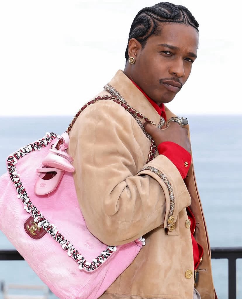 thecr8tormag's tweet image. Asap Rocky seemed to be having a ton of fun at the Chanel Cruise 2026/27 show. Hanging out with fellow front row-ers #nicolekidman #MichaelaCoel and #TildaSwinton

#chanelcruise #thecr8tormag #asaprocky #fashion
