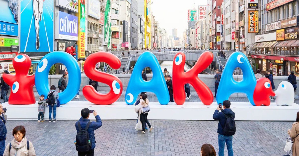 kouta_hikichi's tweet photo. 「OSAKAこみゃくロゴ」のデザイン、実は既につくっておりました！吉村さんの会見の映像のご提案のように、万博のデザインシステム、そして“こみゃく”を大阪の資産として捉え、万博のソフトレガシーとして、これからの都市ブランディングに活用していくという視点は、非常に重要だと思います。万博は、会期が終われば消えてしまうものではありません。これまでの日本の国家イベントはデザインも終わったら「捨てる」が当たり前でした。しかし、本当にそれで良いのでしょうか？デザインは消費するものではなく、活かし続け「育てるもの」に出来ると思います。

万博で生まれたデザイン、文化、市民の創造性、そして人々の記憶は、これからの大阪を形づくる大切な共有資産です。

こみゃくは、単なるキャラクターや装飾ではなく、万博のデザインシステムから生まれた、展開性の高いデザイン資産です。文字になり、ピクトグラムになり、サインになり、グッズになり、観光や文化、まちづくりなど、さまざまな領域へ広がっていく可能性を持っています。

私のもとにも、市民の皆さんから「こみゃくを大阪のレガシーとして残してほしい」「もっと自由に使えるようにしてほしい」という声を、本当に多くいただいています。

だからこそ、こみゃくは大阪の未来をみんなでつくっていくための、“共創”や“つながり”の象徴として、これから育てていくべきだと思います。

すでに多くの人に愛され、二次創作され続けている文化であるからこそ、観光、グッズ、お土産、地域ブランディングなどへ活用することで、新たな経済的価値を生み出し、大阪の未来に還元していく可能性もあります。

万博の熱狂を一過性で終わらせず、大阪のこれからの都市ブランドへ。
大阪のデザイン資産へ。

大切なのは、作って終わりではなく「デザインを育てること」。未来に向けて、万博のデザインを育てていくことだと思います。

一般社団法人COMMONsとしても、可能であれば、この「OSAKAこみゃくロゴ」の寄贈や、デザイン面での提案・協力なども検討していきたいと考えています。

万博で生まれたデザインや創造性を、一過性の記憶で終わらせるのではなく、大阪の未来に活かし続けていくこと。
そのために、公共のためにできることを一つひとつ行いながら、これからも万博のデザインを“資産”として育て、社会へ還元していくための提案を続けていきたいと思います。

一般社団法人　代表理事　引地耕太

#わたしの万博物語
@hiroyoshimura