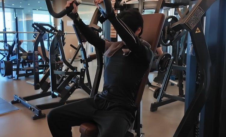ladorokii's tweet photo. i get why people hit on him at the gym https://t.co/x4Ng15A5yt