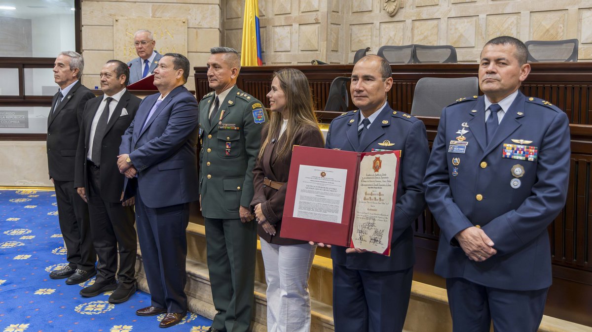 EsdegCol's tweet photo. Recibimos con honor la condecoración Orden de la Democracia Simón Bolívar, en el grado Cruz Comendador, un reconocimiento que exalta más de un siglo de historia, compromiso y servicio de la Escuela Superior de Guerra “General Rafael Reyes Prieto”.

Esta distinción nos impulsa a seguir formando líderes estratégicos al servicio de Colombia, fortaleciendo el pensamiento, la seguridad, la defensa y la construcción de nación.

Agradecemos este importante homenaje que enaltece la labor de quienes, generación tras generación, han hecho de la excelencia y la vocación de servicio nuestro mayor legado. 🇨🇴

@FuerzasMilCol 

#ESDEG #OrgulloESDEG #ServicioALaPatria #LiderazgoEstratégico #SoyEsdeg
