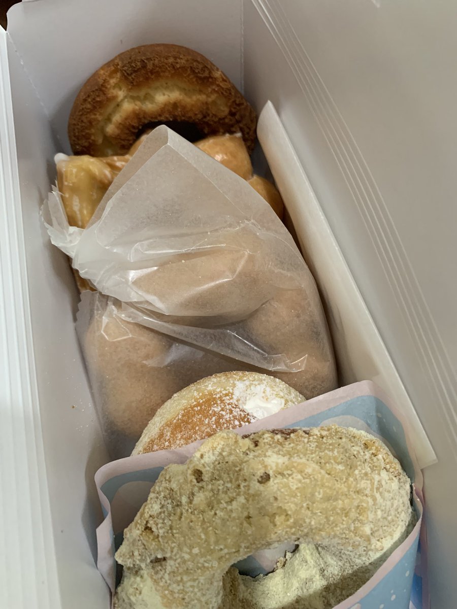 ron_chan_429's tweet photo. お祝いしてもらえて幸せ〜🧡

日曜日にフライングで食べたチーズモンブランケーキ
ミスドの新作 サクぽふん
ガストのステーキ&amp;エビフライ&amp;カキフライとコーンスープ
家でポテチ（九州しょうゆ味）を肴にスミノフ飲んでます

美味しい物だらけの
ルンルンすぎるバースデーです🎵 https://t.co/0sqsBi5rB0