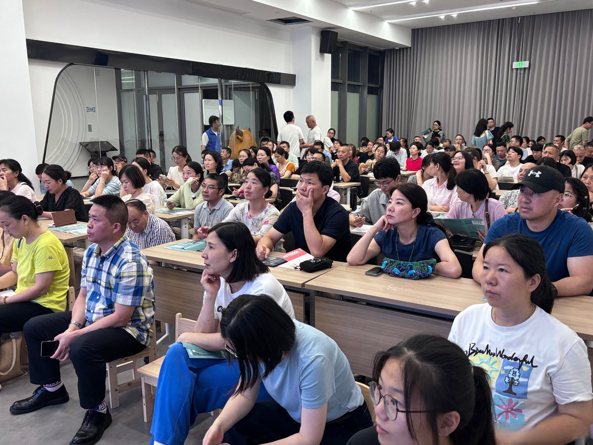 PouginF's tweet photo. "Thrilled to share insights on [主题，如：Digital Marketing Trends 2024] at [活动名，如：City Tech Summit] today! Grateful for the engaged audience u0026 thought-provoking Qu0026A. #ProfessionalDevelopment #LectureHighlights" https://t.co/JNwoNiDWXq