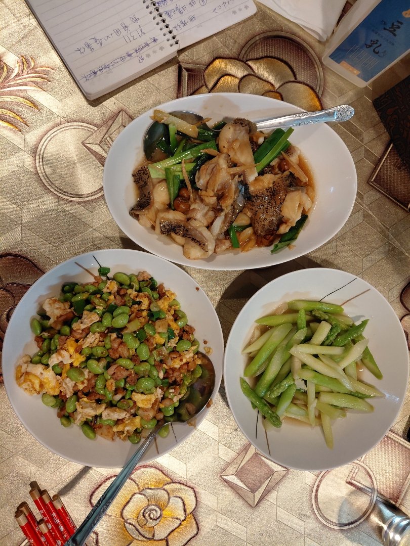 weq0857's tweet photo. 家人用餐吃飯飯
蒜香蘆筍
破布子薑絲龍膽魚
蒜香毛豆蛋肉絲
幸福💞💞 https://t.co/WKF0RJoqxj