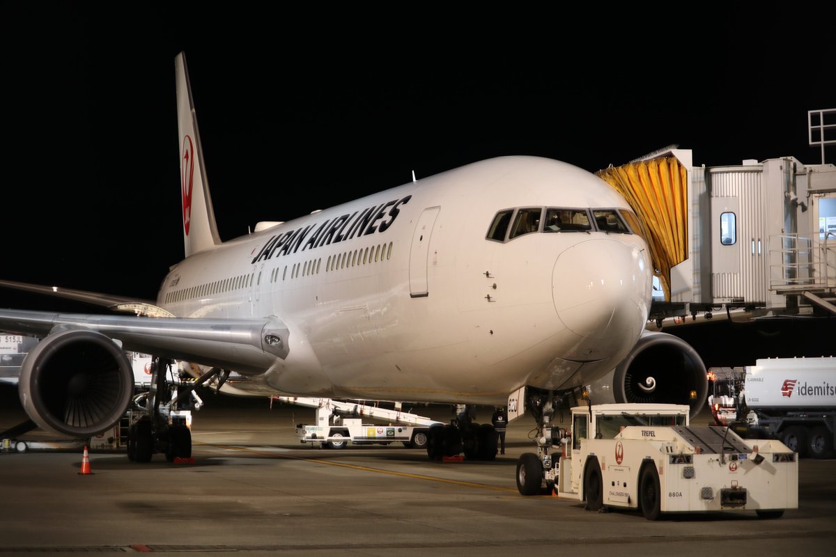 今夜の高松空港、JL486便
JAL B767-346/ER JA620J

最終便のJL487便を撮ろうとスタンバイしていたら、雨がポツポツ、JL486便を見送り撤収~😊