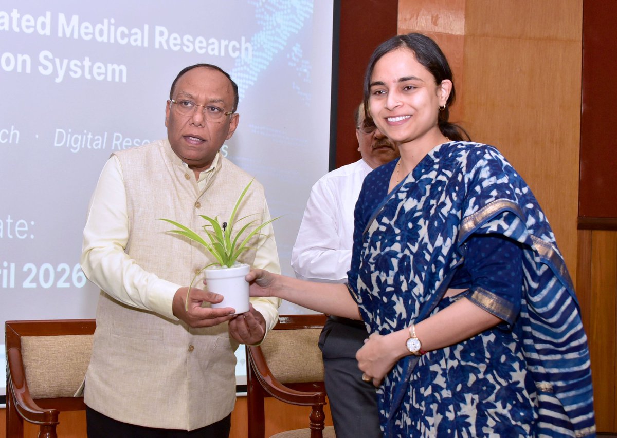 AhteshamFIN's tweet image. 📍#IAS अमित कुमार घोष ACS चिकित्सा स्वास्थ्य, परिवार कल्याण एवं चिकित्सा शिक्षा उत्तर प्रदेश

📍#IAS कृतिका शर्मा CEO और मैनेजिंग डायरेक्टर उत्तर प्रदेश प्रमोट फार्मा काउंसिल,विशेष सचिव Medical Education, Additional Director ( Admin ) SGPGI