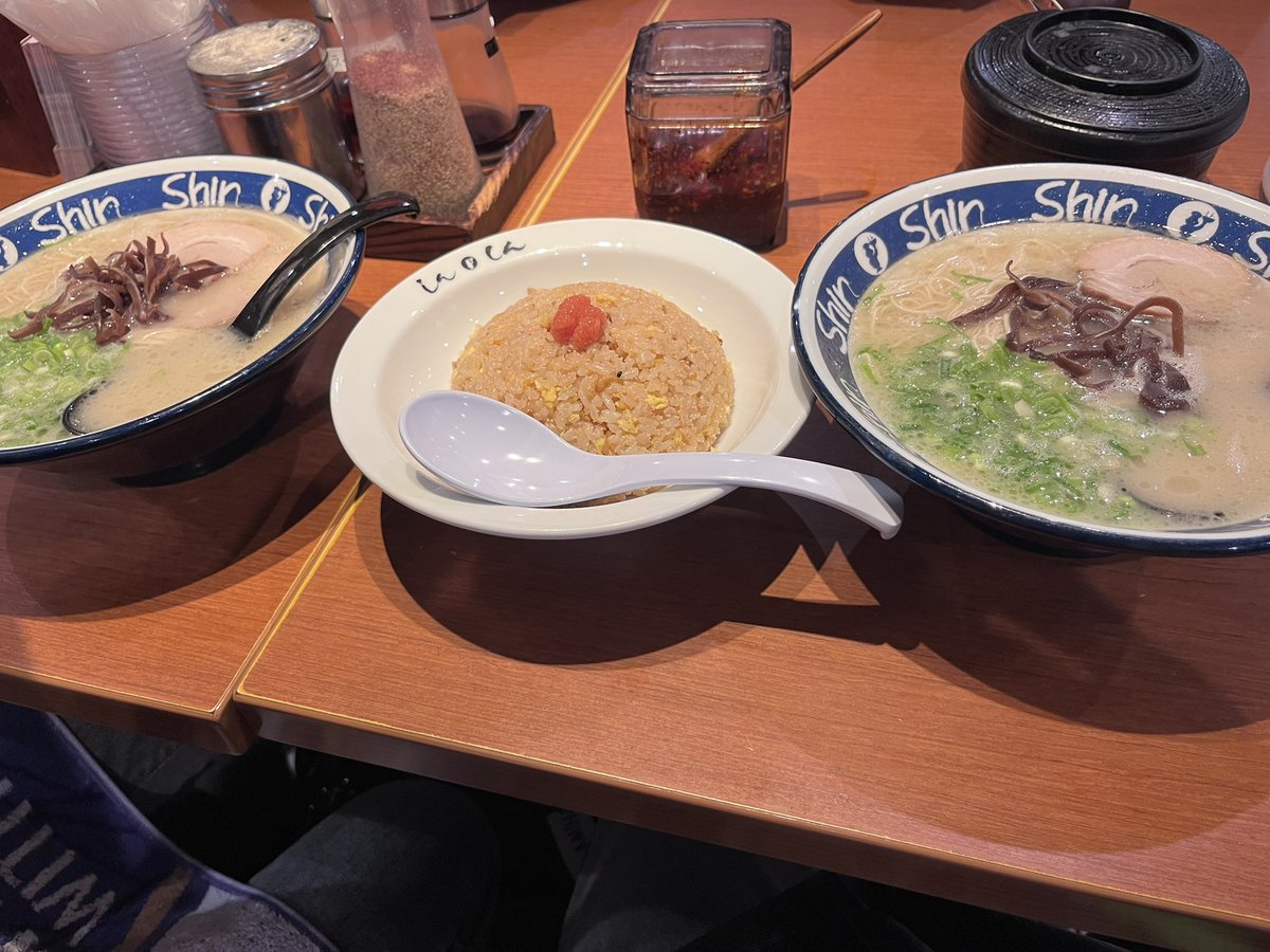 takuma_viola's tweet photo. 負けたけど、帰りの新幹線まで福岡グルメを堪能😋 https://t.co/WHYLAJm6d9
