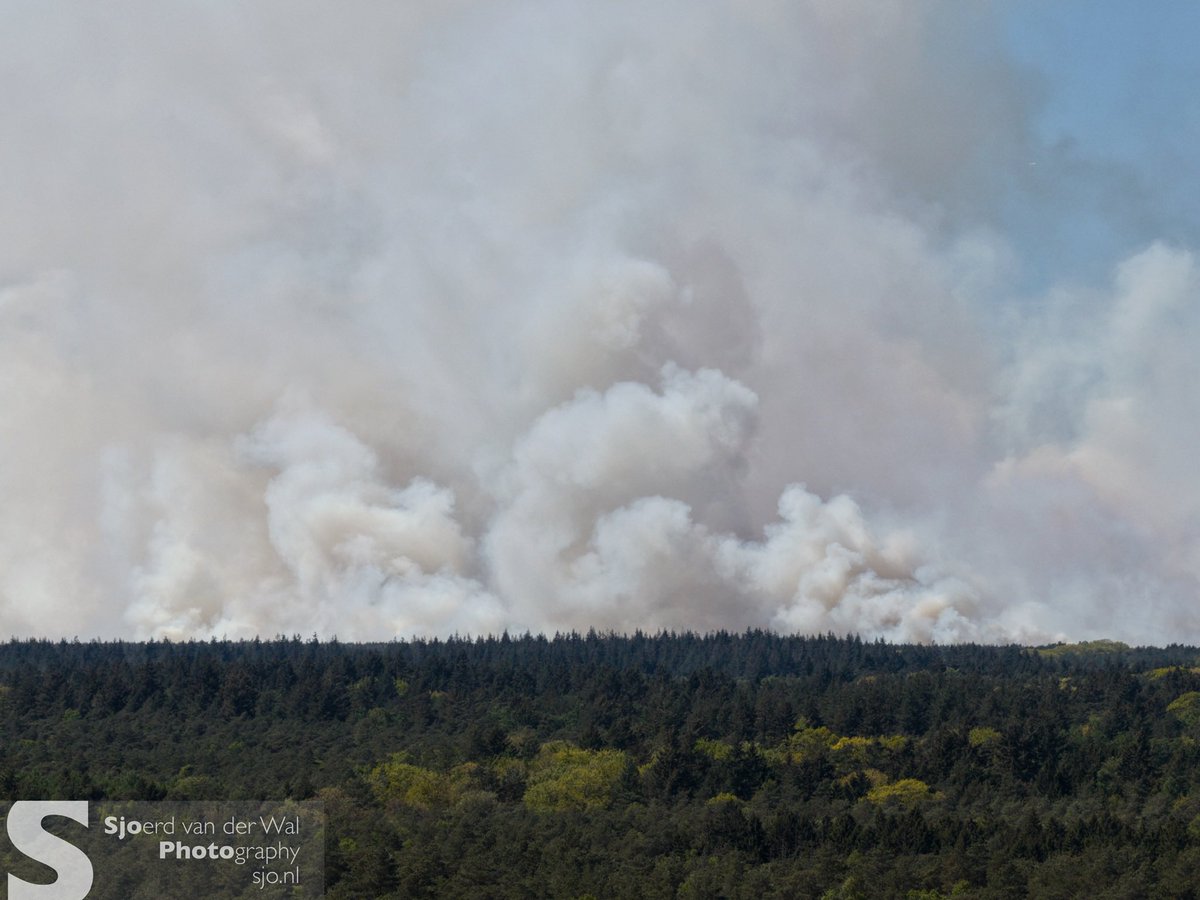 sjo_nl's tweet image. Weer grote heidebrand op de Veluwe bij schietterrein van defensie. Blushelikopter is ook ingezet (archieffoto). #brand #bosbrand