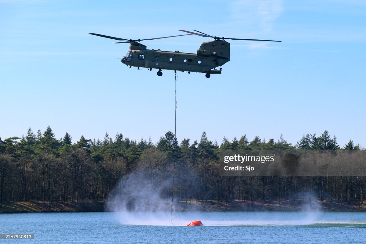 sjo_nl's tweet image. Weer grote heidebrand op de Veluwe bij schietterrein van defensie. Blushelikopter is ook ingezet (archieffoto). #brand #bosbrand